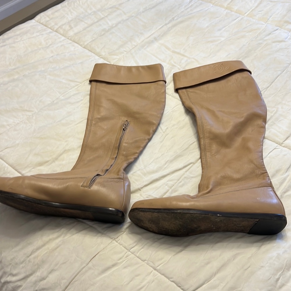 Beautiful lambskin Chanel boots 👢 Size 40 but run very small fit me I
